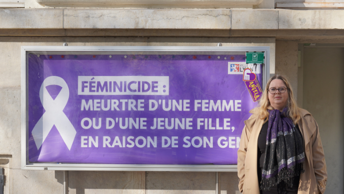 Façade mairie du 7e hommages aux victimes de féminicides - 2 