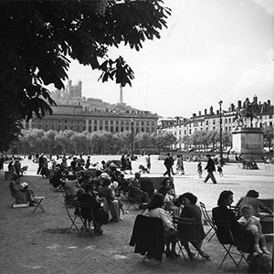Robert Doisneau - Place Bellecour, Lyon 1950 / Atelier Robert Doisneau