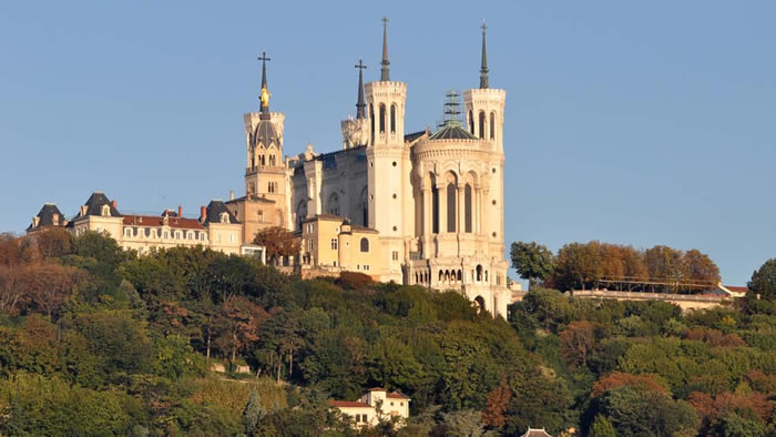 Vue de la Basilique de Fourvière et de la colline en automne