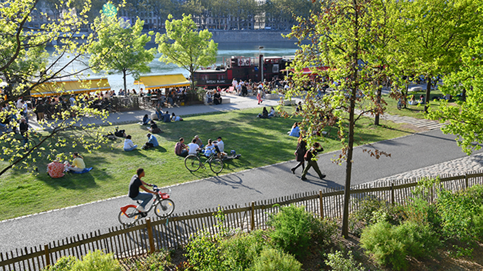 Une image montrant les berges aménagées, idéalement avec un théâtre de verdure.